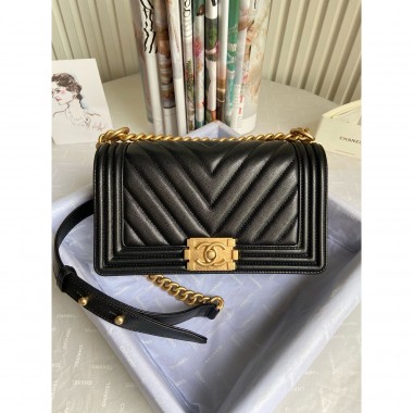 Medium Boy Chanel Handbag  in Grained calfskin 