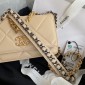 Chanel pelle 19  Pochette con catena  